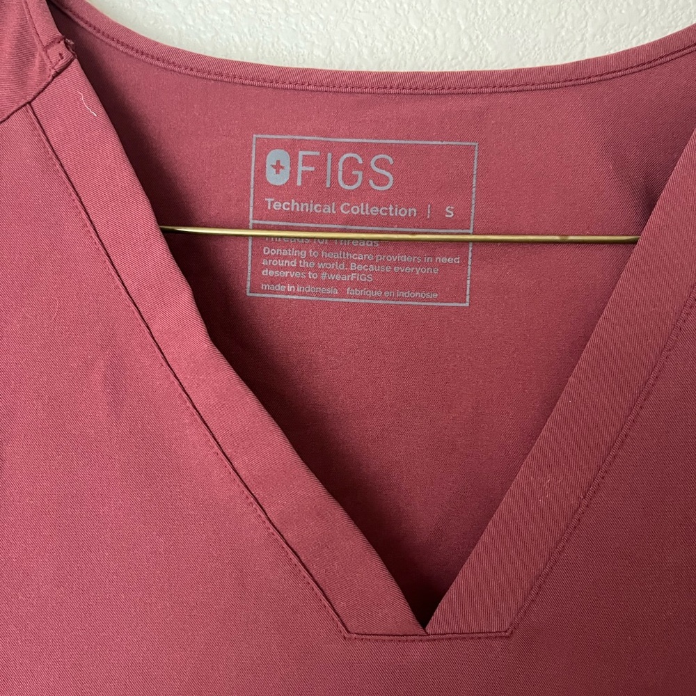 FIGS Mauve Burgundy Casma 3 Pocket Scrub Top - Picture 3 of 4